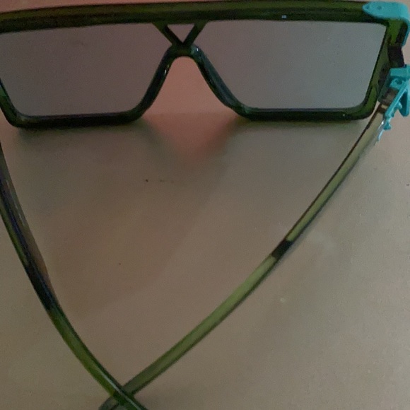 Sunglasses 🕶 - Picture 3 of 3